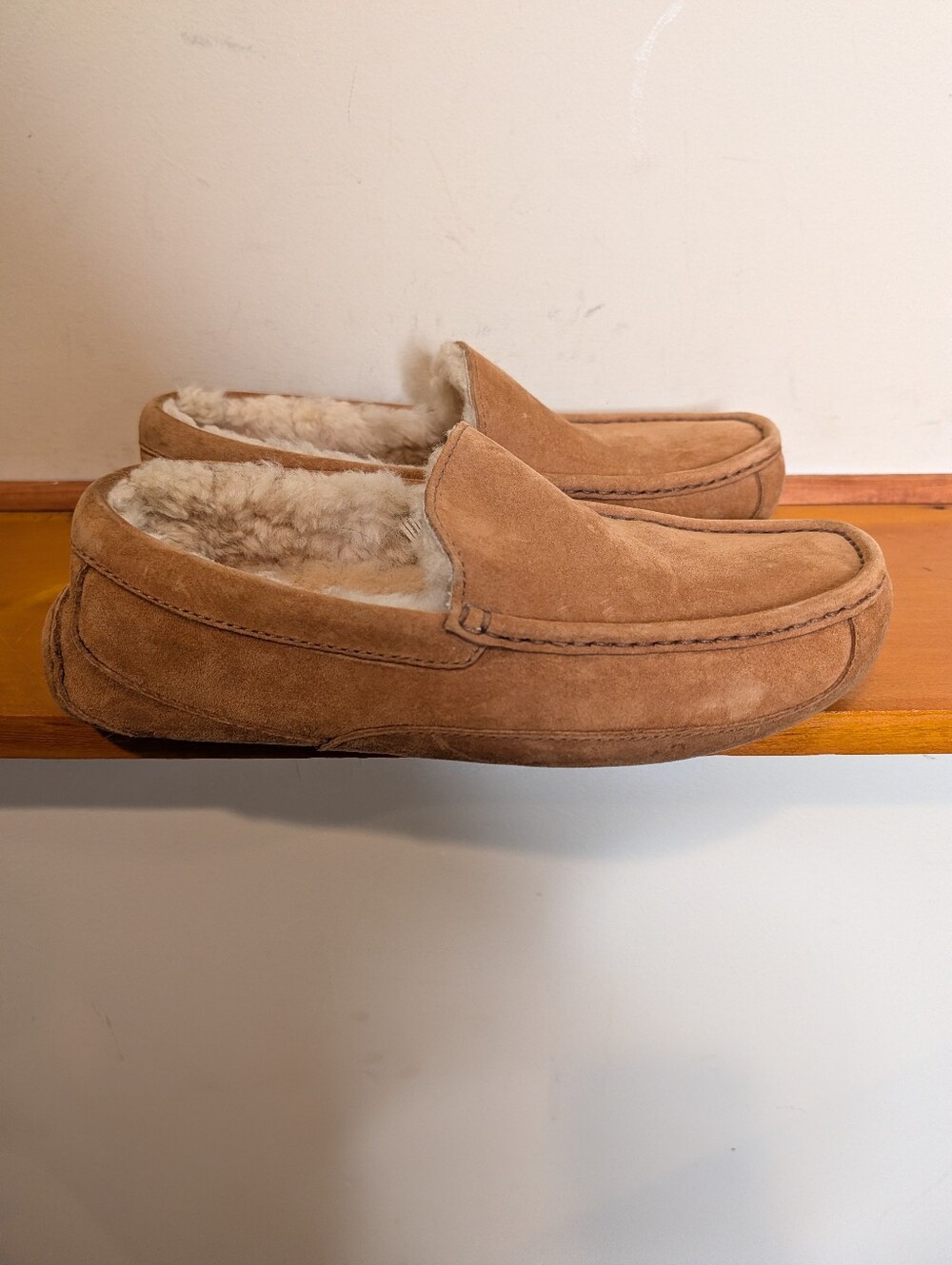 UGG Ascot Men's Chestnut Suede Sheepskin Lined Slippers Size 9